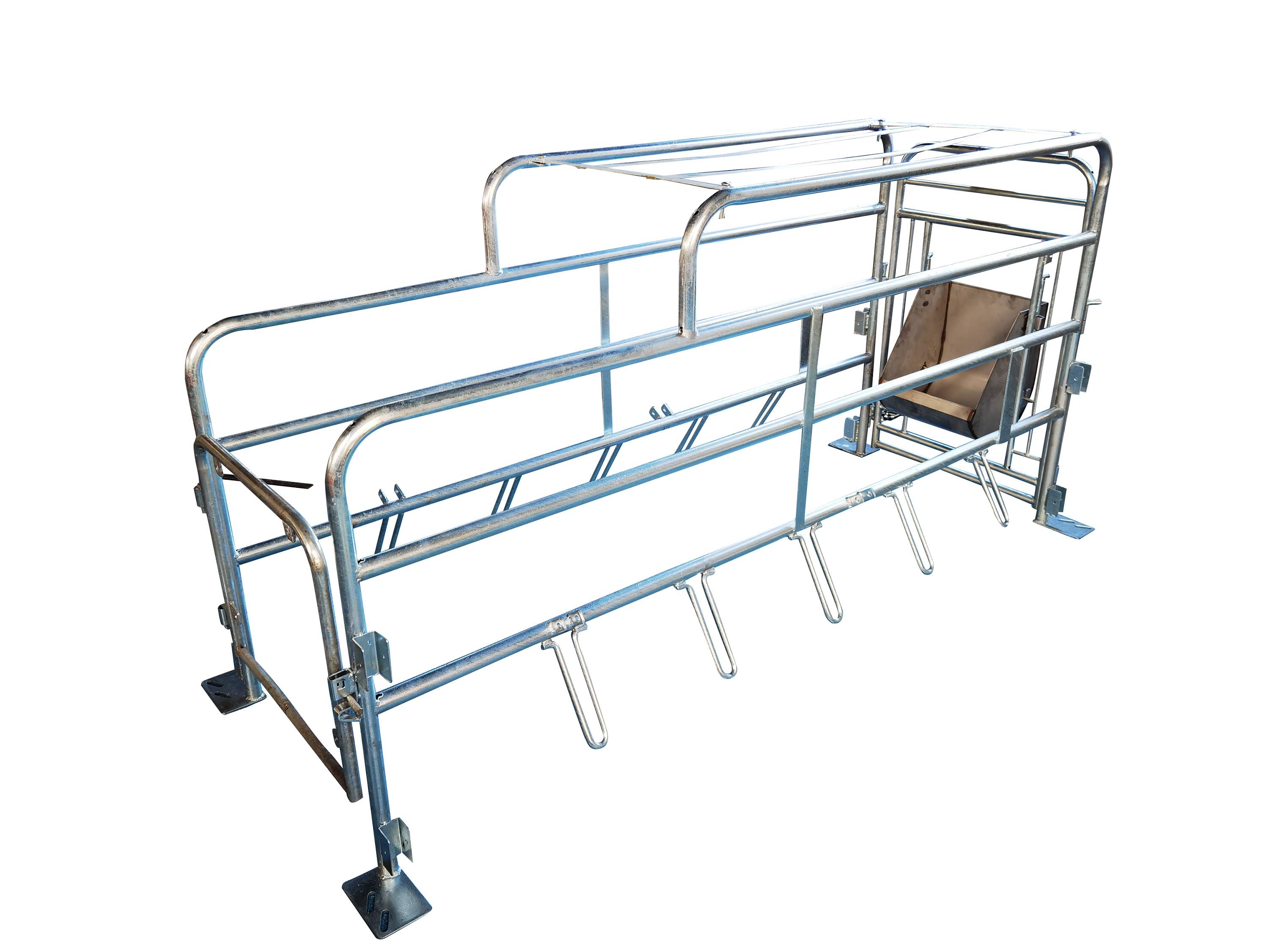 Anatomic design of the crate ensures a safe movement behavior
The piglets have free access to the sow
Large hygienic trough and crate design, that makes it easy for the sow to get up
It can effectively prevent accidental crushing of the piglets by